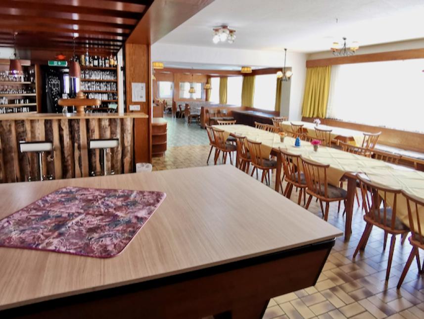 Aufenthaltsraum mit Thekenbar