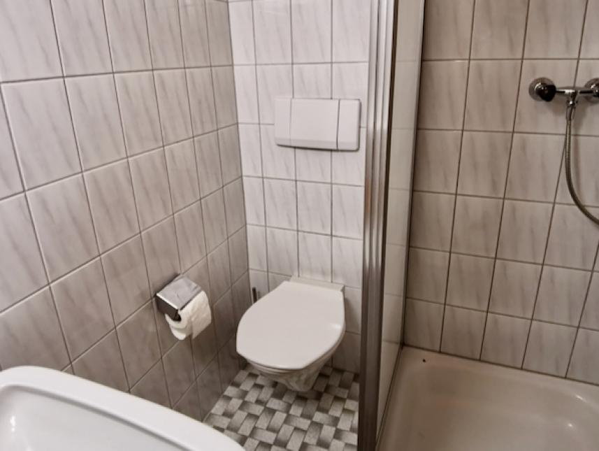 Badezimmer mit Dusche/WC