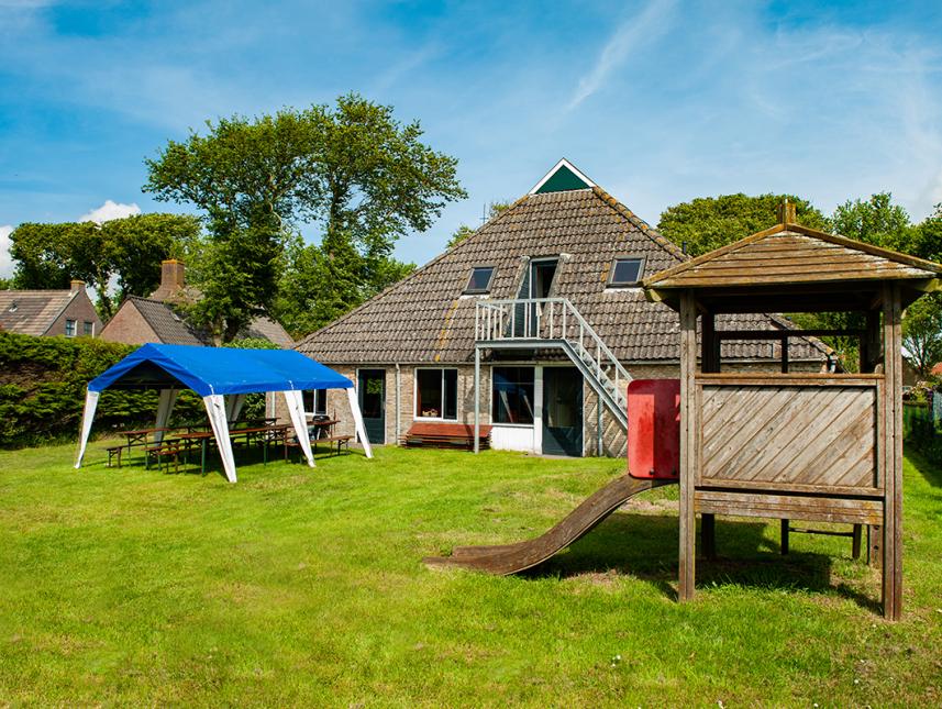 Großer Garten mit Spielgeräten