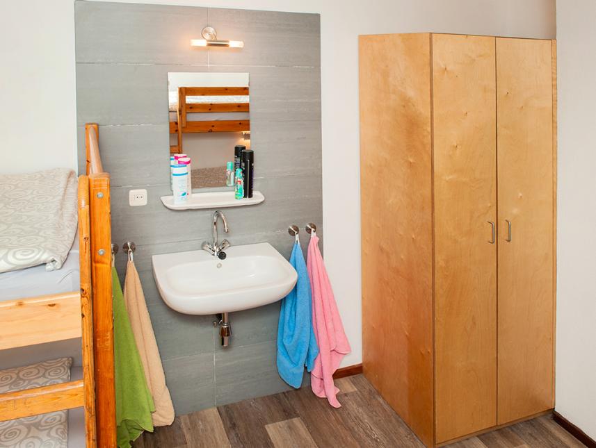 Zimmer mit Waschbecken