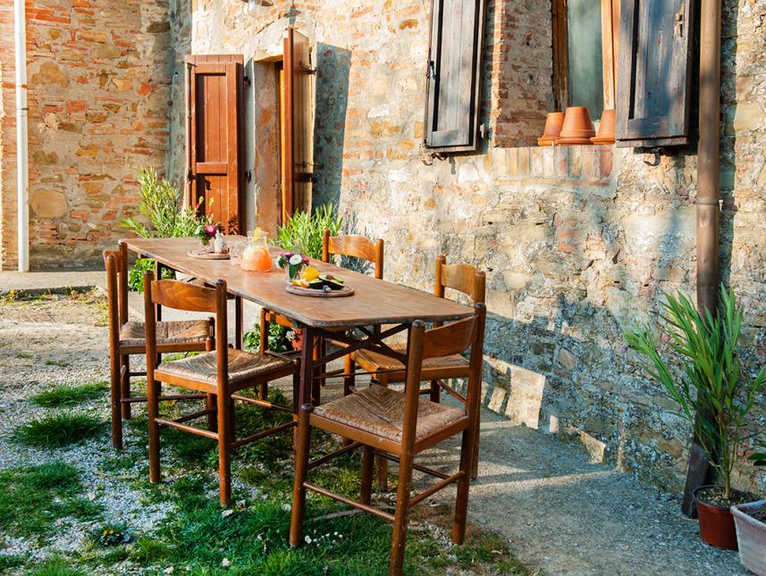 Garten mit schönen Sitzmöglichkeiten