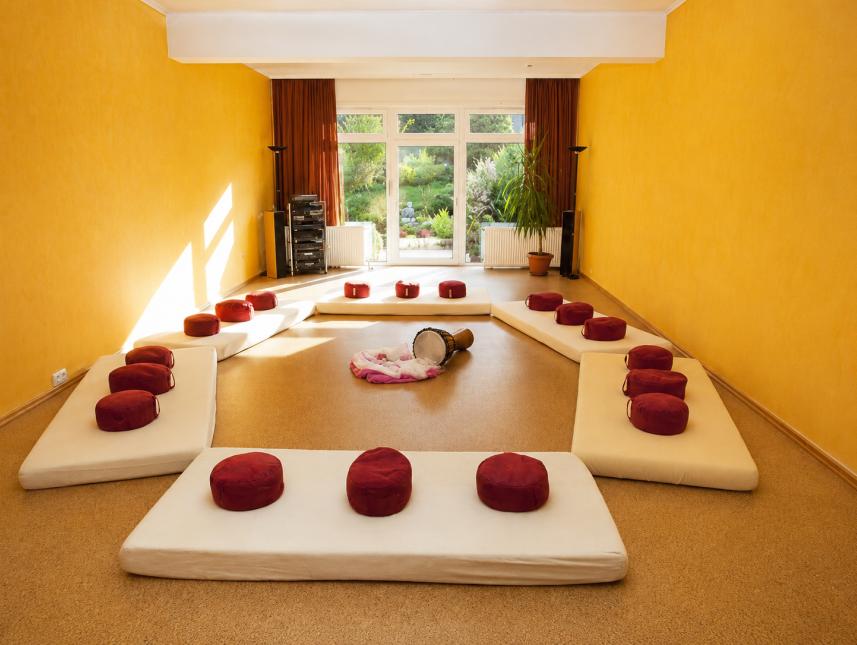 Gelber Raum – Ideal für Meditation und Stille