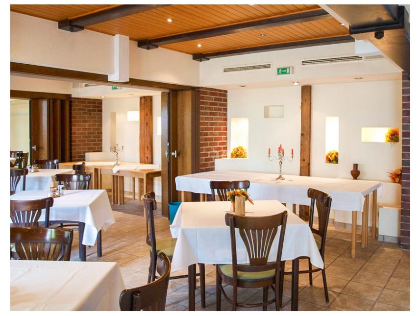 Unser Saal bietet Platz für bis zu 100 Personen und ist auf Wunsch teilbar.