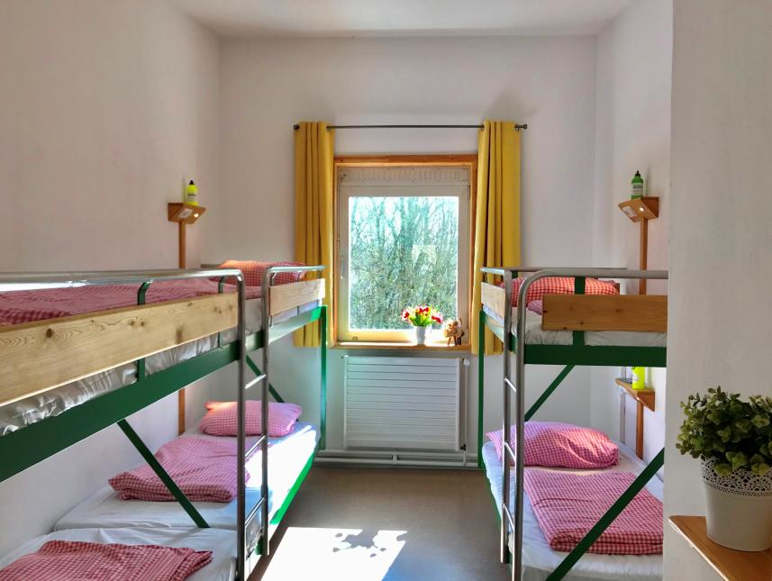 eins von insgesammt 6 Merhbettzimmern