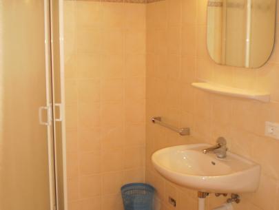 Jedes Zimmer beinhaltet einen Sanitärraum mit Dusche, WC und Waschbecken.
