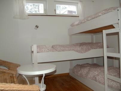 Schlafzimmer mit 3-Stockbett