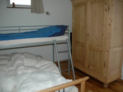 Schlafzimmer mit Doppelbett und Zusatzbett