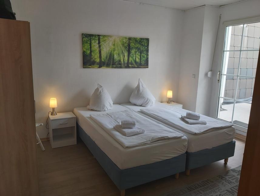 2 Boxspringbetten, 1 Kinderbett