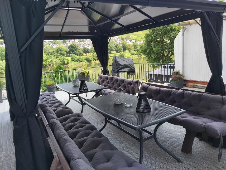 Überdachte Terrasse mit Grill und Moselblick