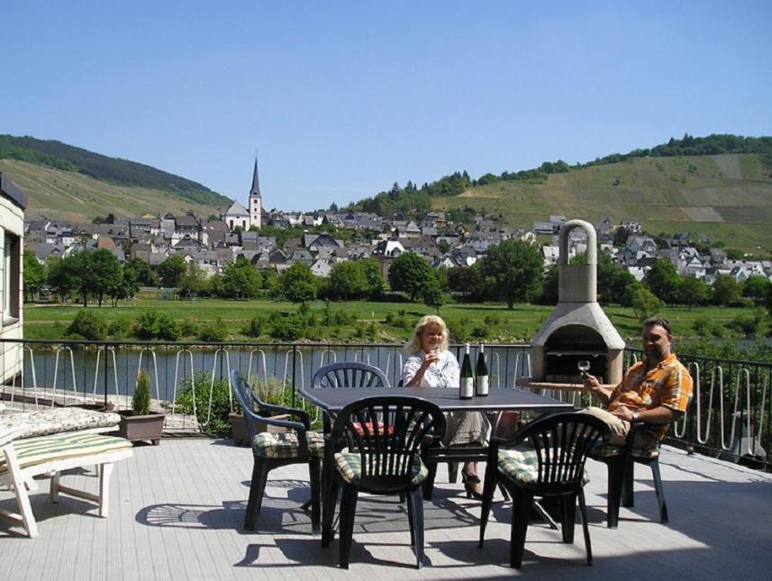 50m² Moselterrasse mit Grill