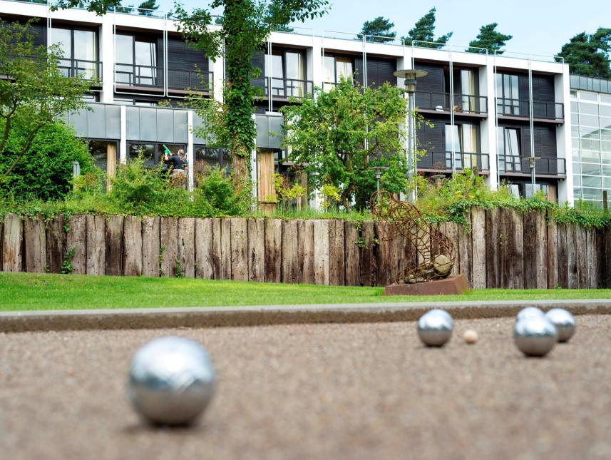 Boule-Spiel im Innenhof vom Haus Neuland