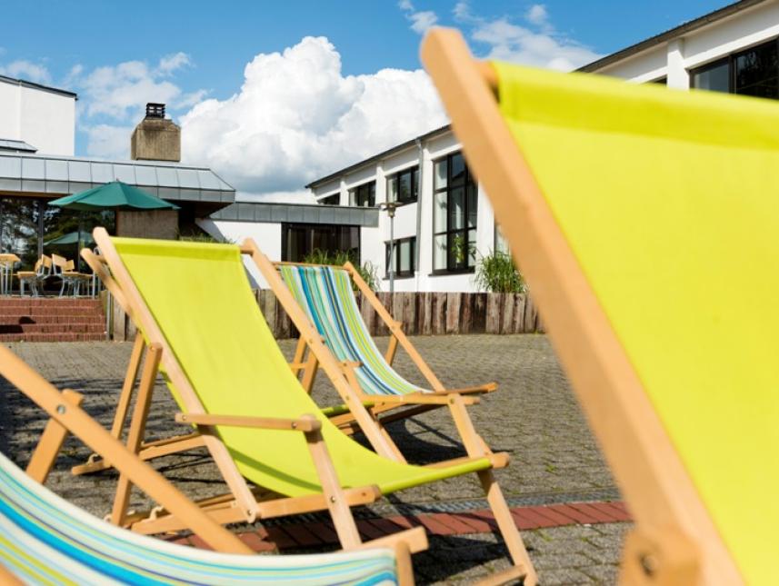 Liegestühle im Innenhof vom Haus Neuland