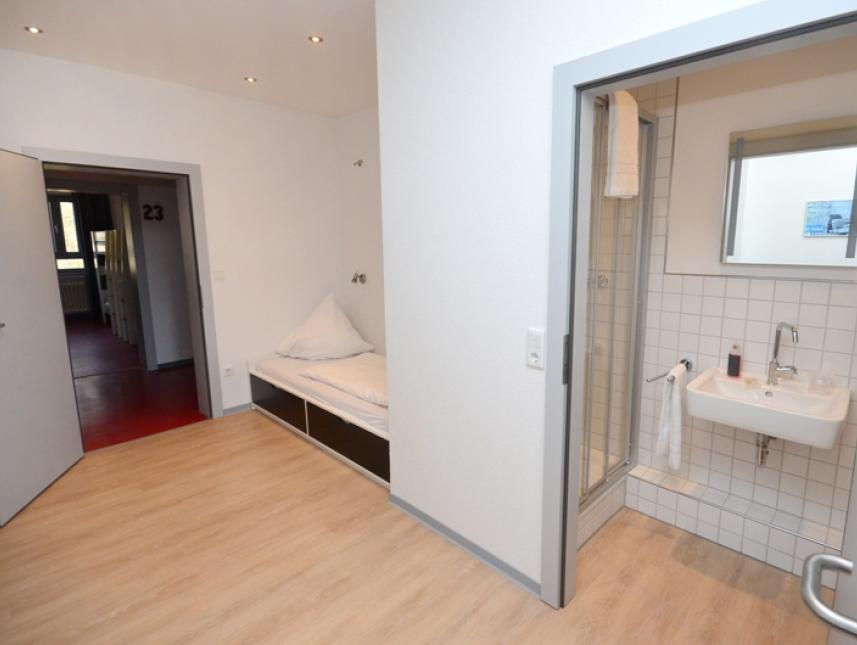 Haus Neuland: Einzelzimmer mit eigenem Bad im Roten Haus