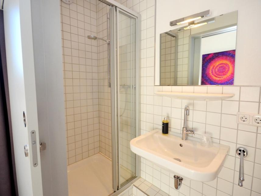 Haus Neuland: Bad des Einzelzimmers im Roten Haus