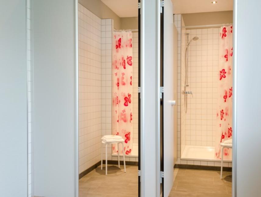 Haus Neuland: Gemeinschaftsduschen im Roten Haus