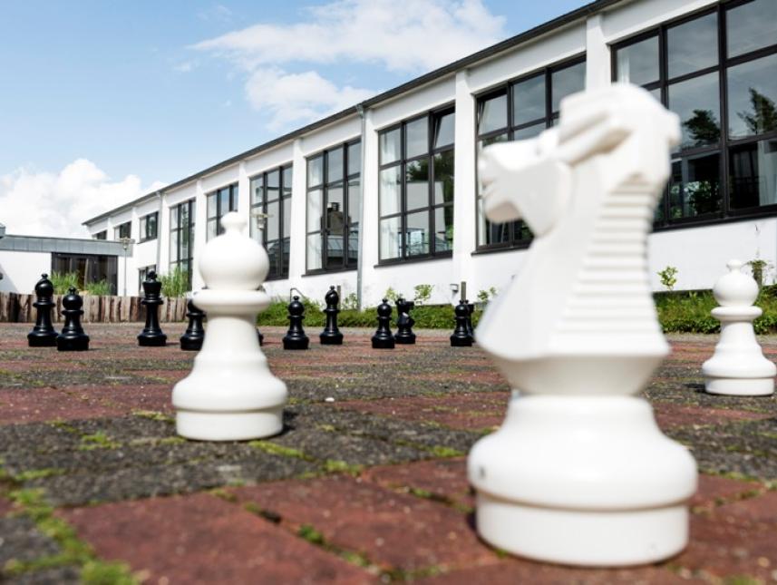 Outdoor-Schach im Innenhof vom Haus Neuland