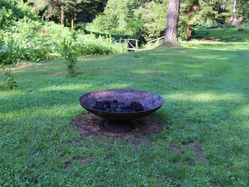 Wiese mit Feuerschale
