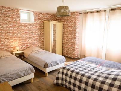 4-Bett-Zimmer mit Doppelbett + 2 Einzelbetten
