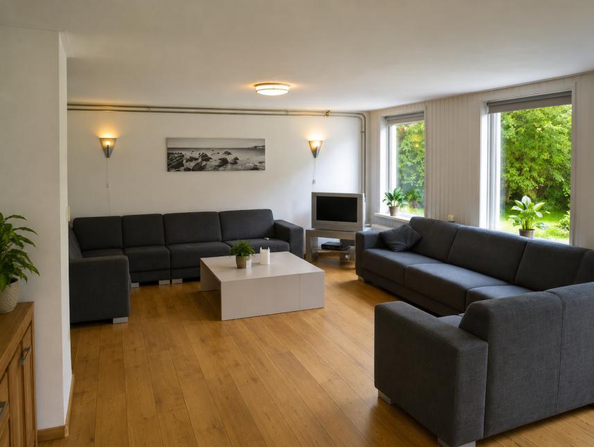 Gemütlicher Aufenthaltsraum mit TV und vorgelagerter Terrasse