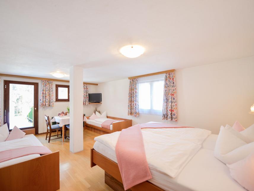 Mehrbettzimmer Beispiel Die heimeligen Zimmer sind alle mit TV, Bad und Balkon ausgestattet