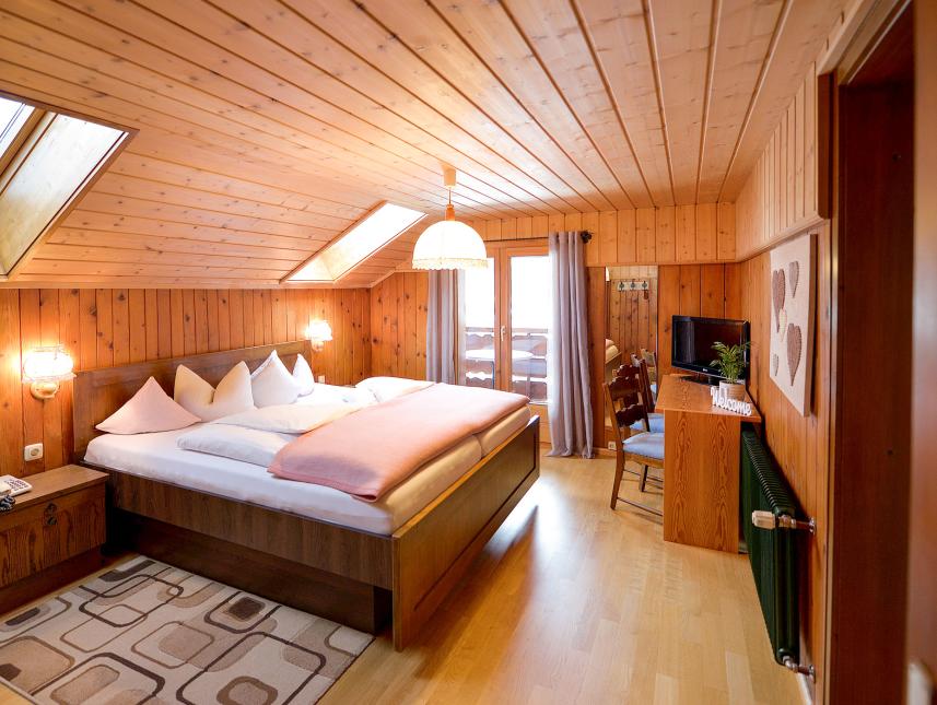 Doppelzimmer Beispiel Die heimeligen Zimmer sind alle mit TV, Bad und Balkon ausgestattet