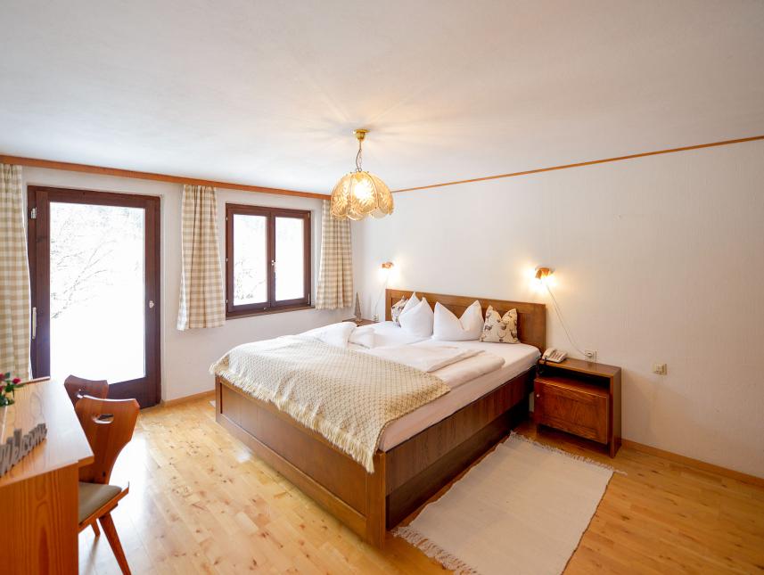 Doppelzimmer Beispiel Die heimeligen Zimmer sind alle mit TV, Bad und Balkon ausgestattet