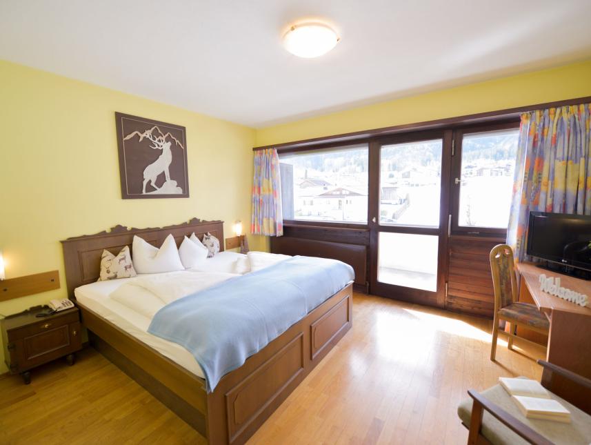 Doppelzimmer Beispiel Die heimeligen Zimmer sind alle mit TV, Bad und Balkon ausgestattet