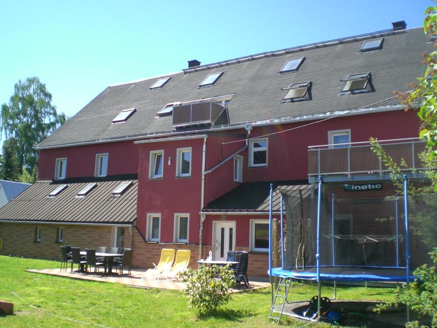 Gartenterrasse mit Trampolin