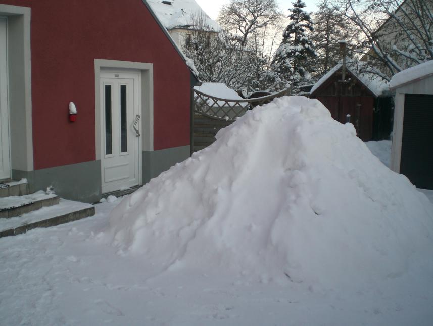 Tagesladung Schnee im Hof