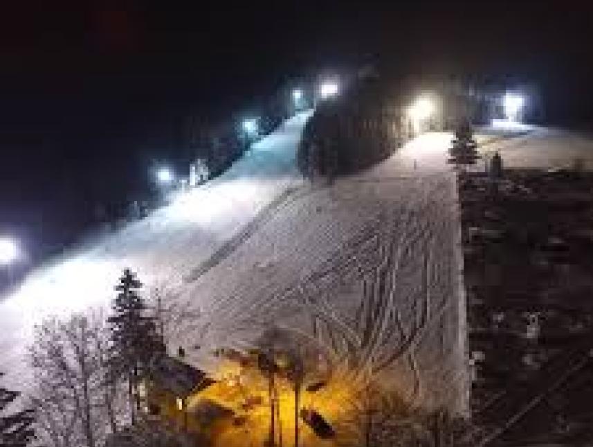 Skilift bei Nacht