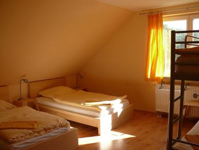 4-Bett-Zimmer mit Einzelbetten und Etagenbett