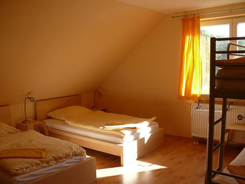 4-Bett-Zimmer mit Einzelbetten und Etagenbett 4-Bett-Zimmer mit Einzelbetten und Etagenbett
