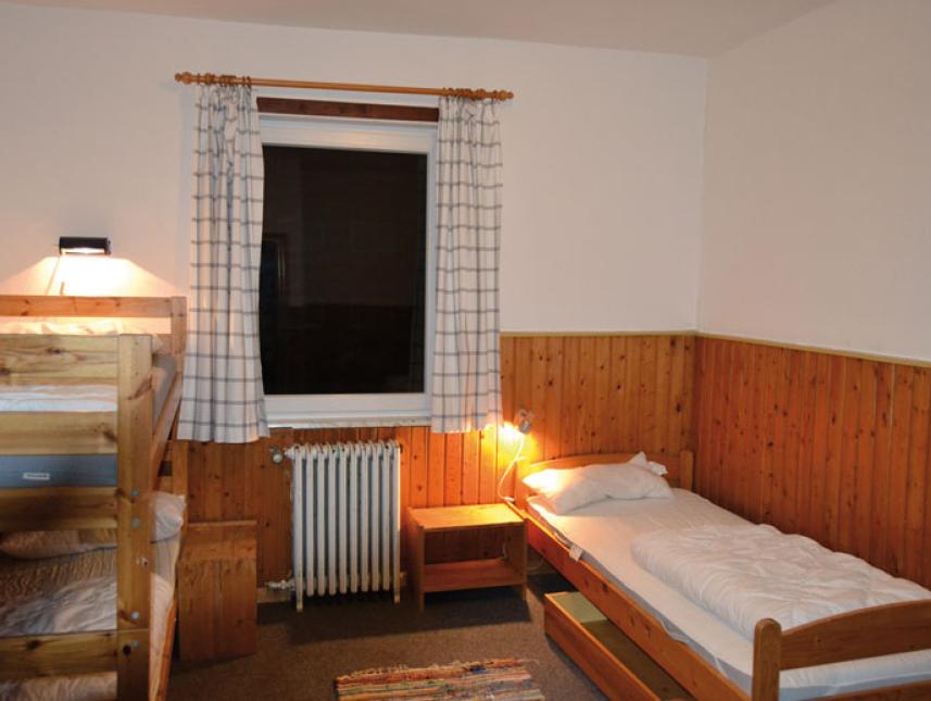 Schlafzimmer mit Etagenbett und Einzelbetten