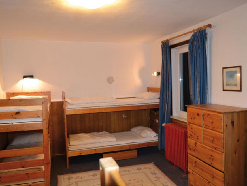 Schlafzimmer mit Etagenbett und Einzelbetten