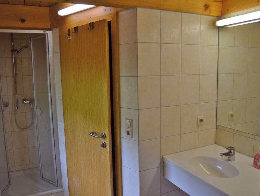 Badezimmer mit Dusche Badezimmer mit Dusche