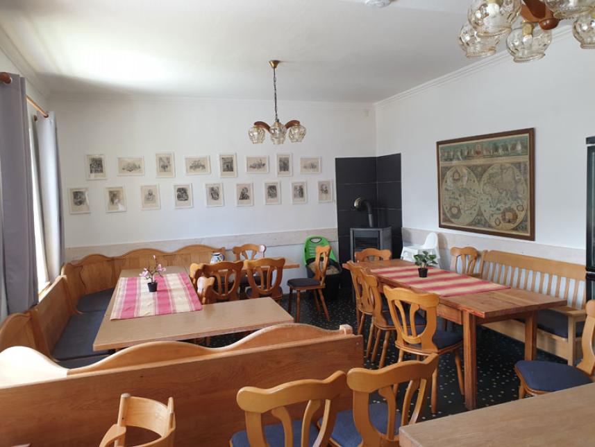 Großer Speise- und Aufenthaltraum mit Schwedenofen