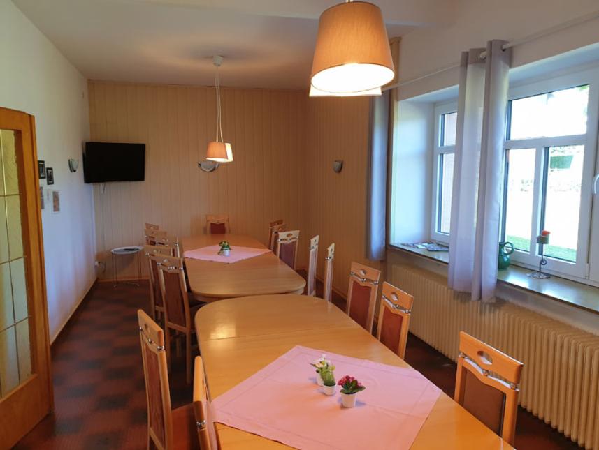 Kleinerer Speise- und Aufenthaltsraum mit TV