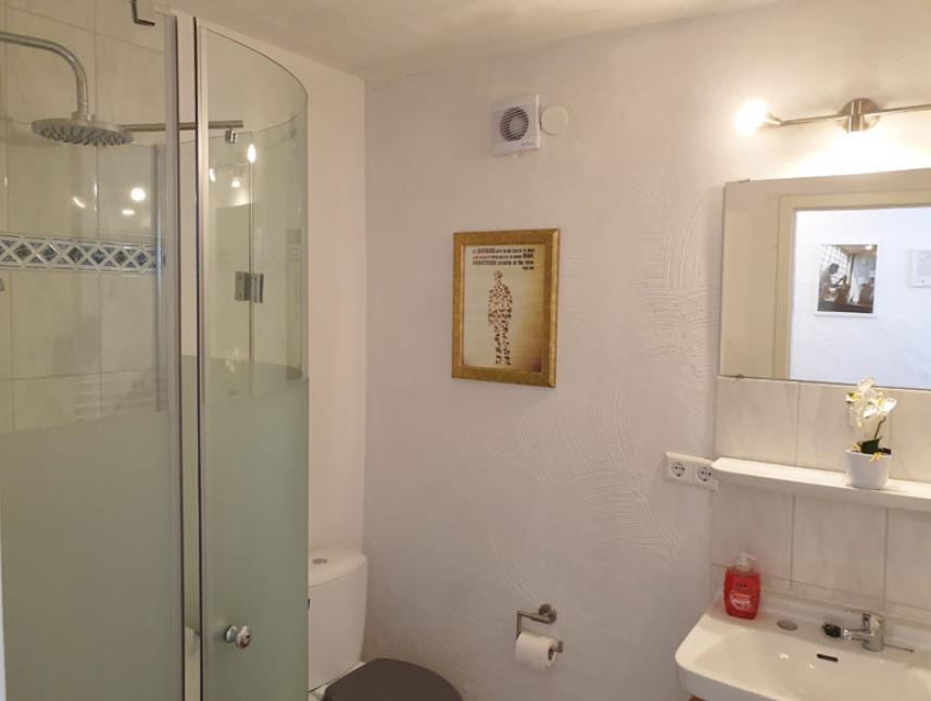 Badezimmer mit Dusche und WC