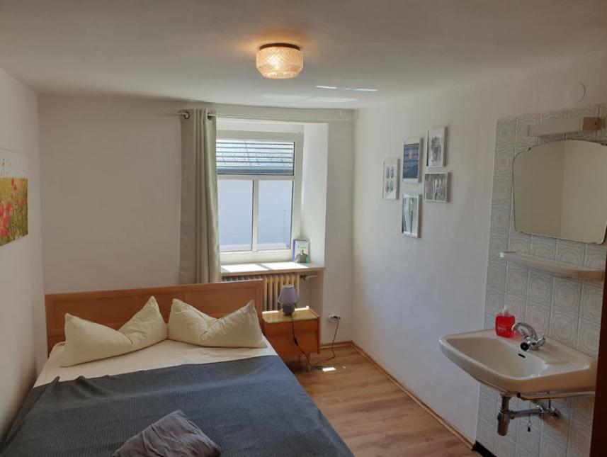 Schlafzimmer mit frz. Bett und fl. Wasser