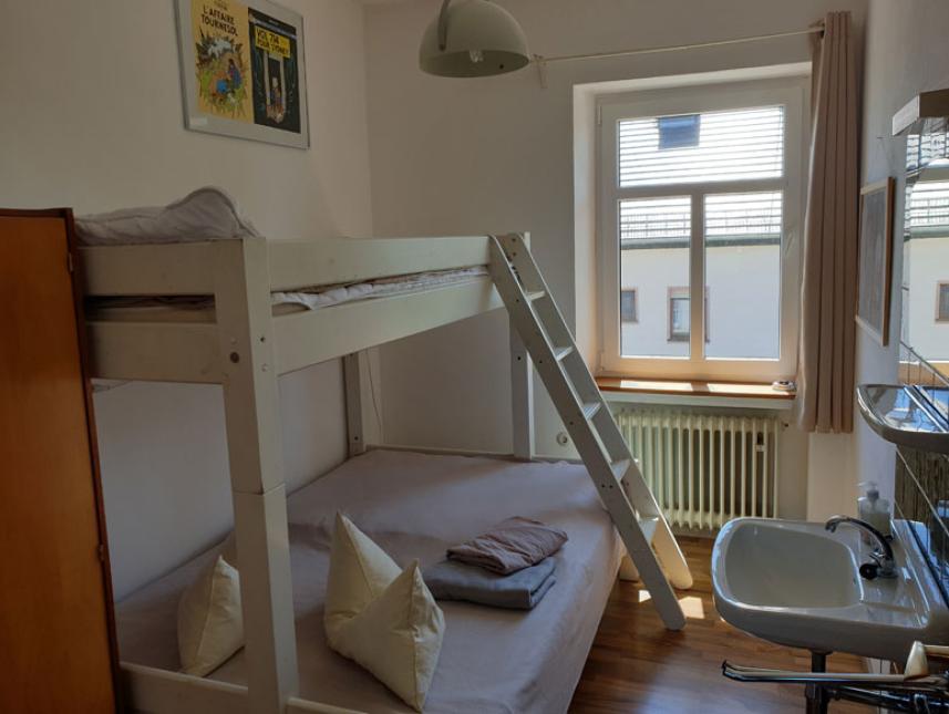 Schlafzimmer mit Etagenbett für 2-3 Personen und fl. Wasser