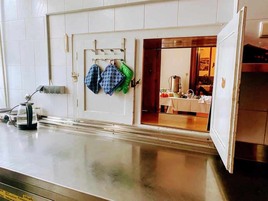 Gastro-Küche mit Durchreiche zum Festsaal