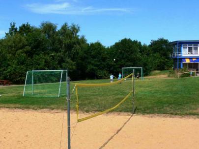 Beachvolleyball- und Fußballfeld
