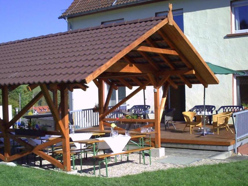 Grillhütte hinter dem Haus