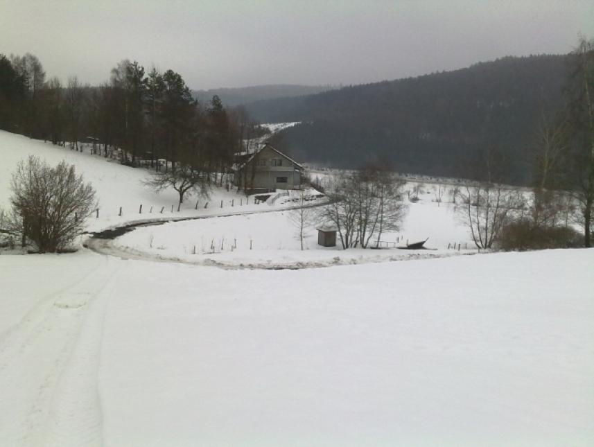 Blick auf das Haus im Winter
