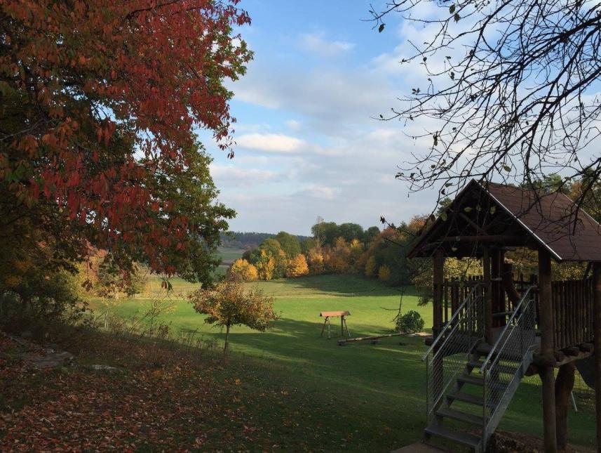 Außengelände mit Spielplatz