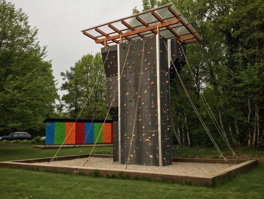 Kletterturm mit Boulderwand