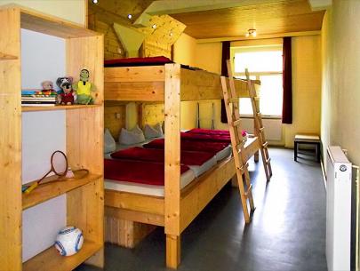 Zimmer mit 10 bzw. 12 Betten im Hüttencharakter