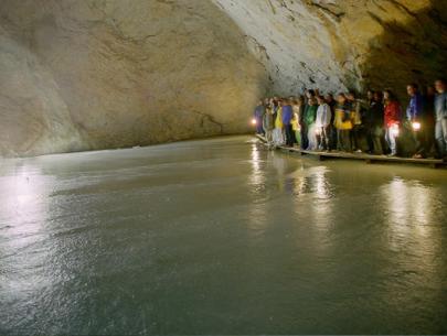 Ausflugsziel: Größte Eishöhle der Erde in 8km Entfernung