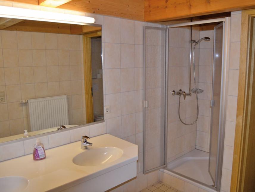 Badezimmer mit Dusche