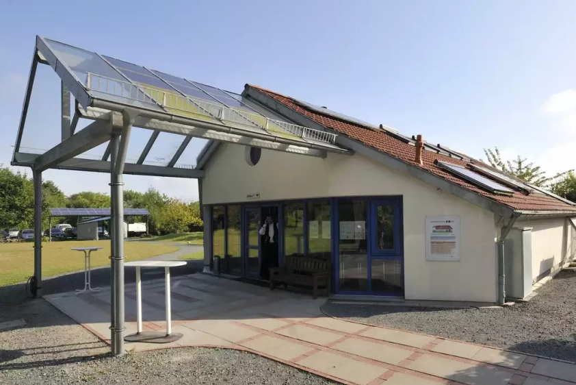 Schulungsgebäude für Seminare, Tanzkurse, Malerei und Diskussionsrunden